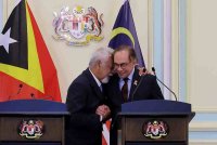 Anwar (kanan) bersama Perdana Menteri Timor-Leste Kay Rala Xanana Gusmão ketika sidang media bersama selepas mengadakan pertemuan pada Isnin. Foto Bernama