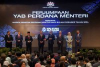 Anwar menyampaikan ucapan pada Majlis Perjumpaan Perdana Menteri Bersama Warga Jabatan Perdana Menteri (JPM) bagi bulan Disember tahun 2024 di Puspanitapuri pada Isnin. Turut sama Timbalan Perdana Menteri, Datuk Seri Dr Ahmad Zahid Hamidi dan Datuk Seri Fadillah Yusof. Foto Bernama
