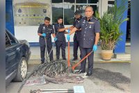 Sazalee (kanan) menunjukkan barangan yang ditemui di dalam kereta yang ditinggalkan suspek di Jalan Sultan Azlan Shah.