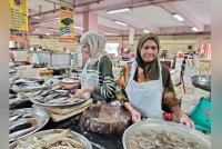 Semek (kanan) dan Mukarasmas menjual ikan pada harga biasa.