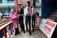 Antara calon-calon SPM yang menduduki ujian lisan di Sekolah Menengah Kebangsaan Tasek Utara hari ini. Foto Bernama