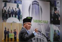 Mohd Na&#039;im berucap pada Majlis Perasmian Program Bijak Bestari Kampung Bharu di Menara Tabung Haji, pada Isnin. Foto Bernama