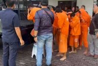 Seramai 13 pelajar Kolej Vokasional Lahad Datu berusia antara 16 hingga 19 tahun didakwa secara bersama membunuh Mohamad Nazmie Aizzat, 17, di bilik asrama 7 Resak dan 5 Belian, Kolej Vokasional Lahad Datu pada 9 malam 21 Mac hingga 7.38 pagi 22 Mac lepas.