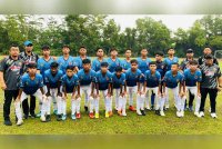 Mahadir (barisan depan, dari kanan) bersama barisan pemain dan kejurulatihan SMK Bandar Tasik Kesuma yang menyahut cabaran Piala Datuk Mokhtar Dahari B-15.