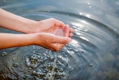 SAH berwuduk dengan air banjir kerana ia selalunya datang daripada air sungai dan hiujan yang mana kedua-duanya ialah air mutlak. -Foto: CANVA