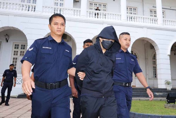 Pegawai kanan polis Deputi Superintenden Mohd Nazri Abdul Razak didakwa menyebabkan kematian terhadap Muhammad Zaharif Affendi Muhd Zamrie, 17.