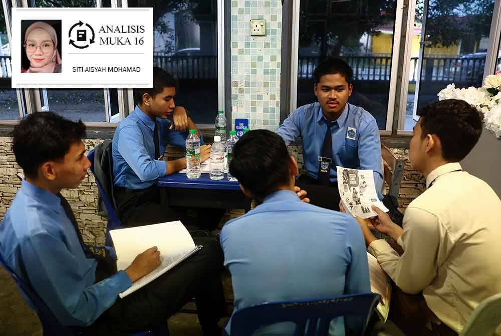 Calon SPM 2024 membuat persiapan terakhir bagi menduduki ujian bertutur Bahasa Melayu ketika tinjauan di Sekolah Menengah Kebangsaan (SMK) Chabang Empat. Foto Bernama