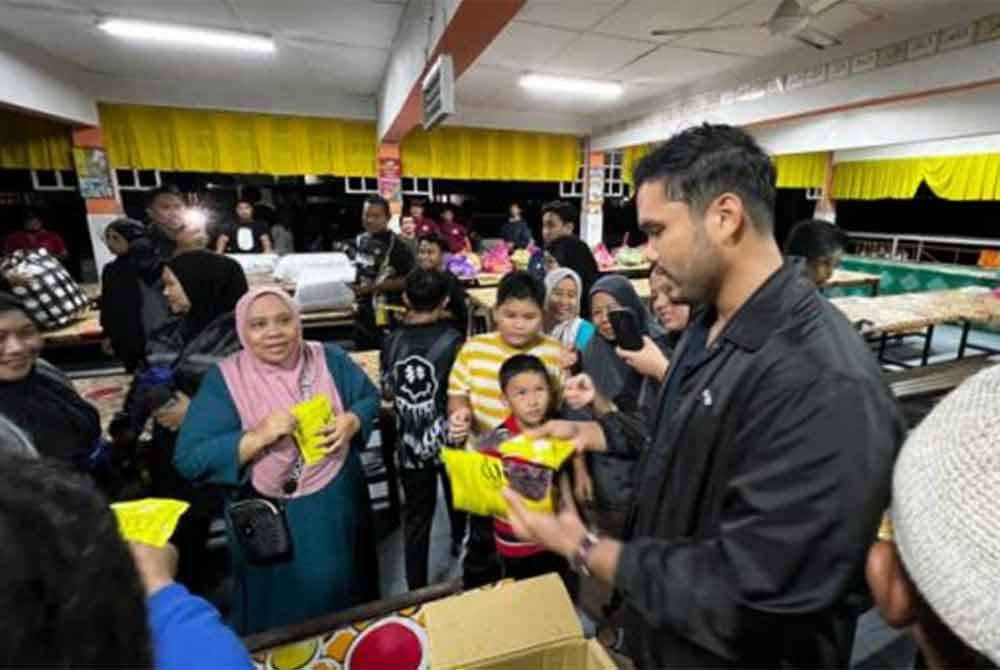 Usahawan dan pempengaruh terkenal, Khairul Amin Kamarulzaman berharap pelbagai pihak akan terus meyumbang barangan keperluan mangsa banjir di pusat pengumpulan yang dioperasikannya untuk diagihkan di seluruh Kelantan.