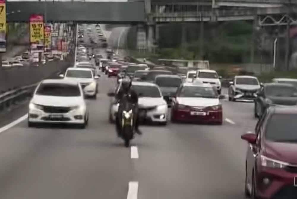 Video tular memaparkan penunggang motosikal Yamaha MT-15 dan pemandu Honda Civic mengekori ambulans secara berbahaya di Lebuhraya Persekutuan menghala ke Klang, Selangor.