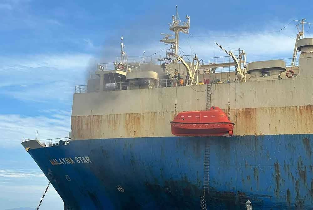 Kebakaran yang berlaku di atas kapal kargo berkenaan. Foto Maritim Malaysia