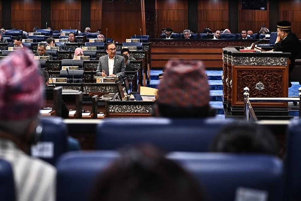 Anwar ketika waktu pertanyaan-pertanyaan menteri di Dewan Rakyat di sini, pada Selasa. Foto Jabatan Penerangan Malaysia