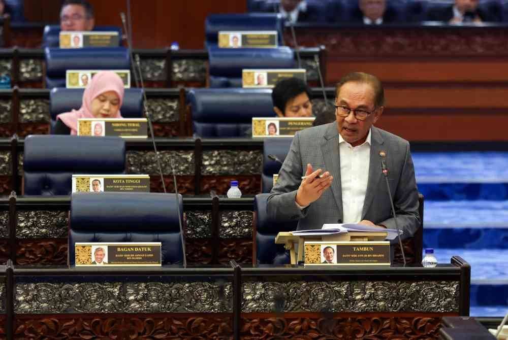 Perdana Menteri, Datuk Seri Anwar Ibrahim menjawab soalan pada sesi waktu pertanyaan - pertanyaan menteri pada Persidangan Dewan Rakyat sempena Mesyuarat ke Tiga Penggal Ke Tiga Parlimen ke-15 di Bangunan Parlimen pada Selasa. Foto Bernama