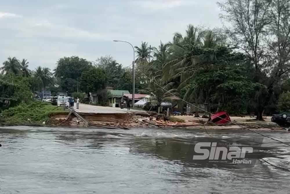 Keadaan jalan runtuh di Taman Sri Bayu, Tumpat.