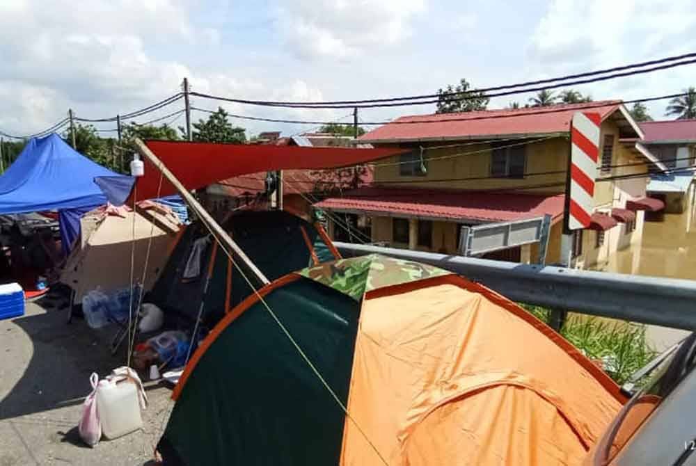 Khemah yang dipasang mangsa banjir di tepi jalan.