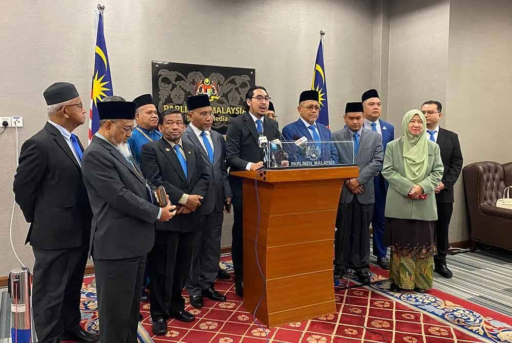 Wan Ahmad Fayhsal bersama ahli-ahli Parlimen PN ketika sidang media di Parlimen pada Selasa.