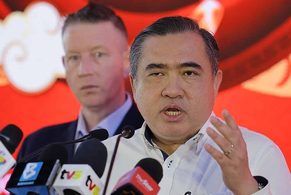 Menteri Pengangkutan, Anthony Loke bercakap pada sidang media selepas melancarkan Tambang AirAsia ke Sabah dan Sarawak sempena sambutan Tahun Baru Cina di AirAsia RedQ pada Selasa. Foto Bernama