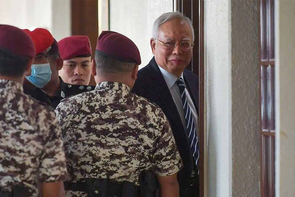 Najib Tun Razak (kanan) ketika hadir bagi perbicaraan kes 1MBD di Mahkamah Tinggi hari ini. - Foto: Bernama