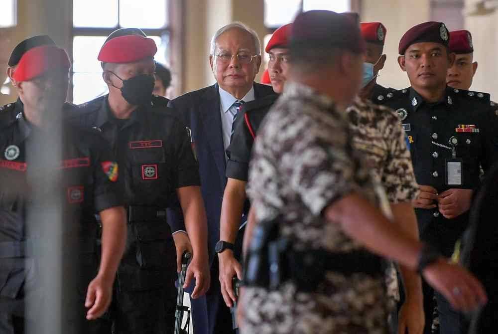 Najib (tengah) membela diri kes penyelewengan RM2.3 bilion dana 1MDB dan pengubahan wang haram. Foto Bernama