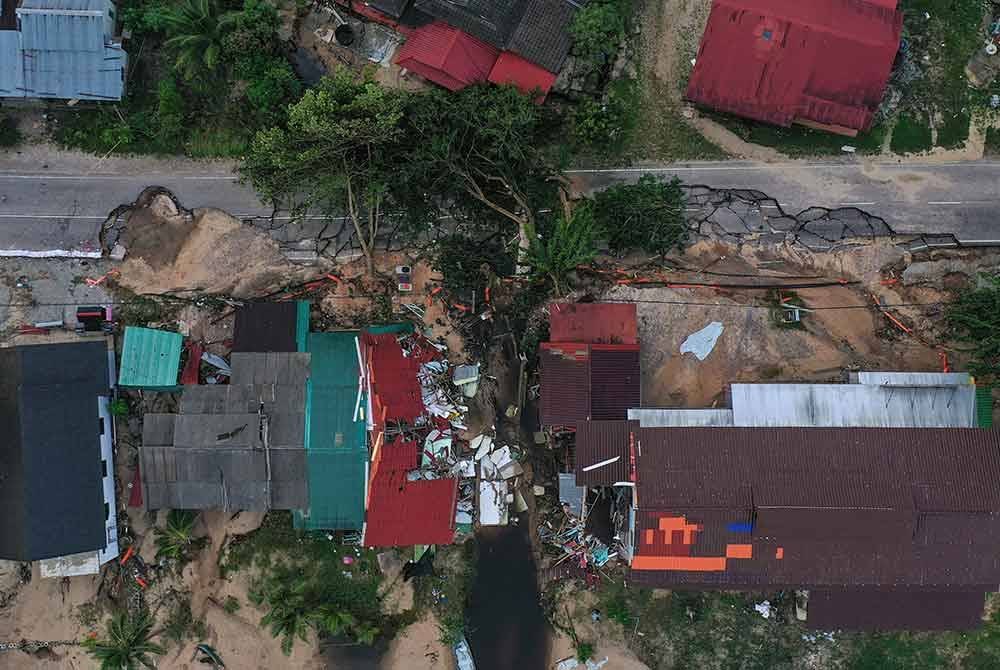 Keadaan beberapa rumah yang musnah di sebuah perkampungan selepas dilanda banjir dirakam dalam tinjauan di Tumpat, Kelantan hari ini. - Foto: Bernama