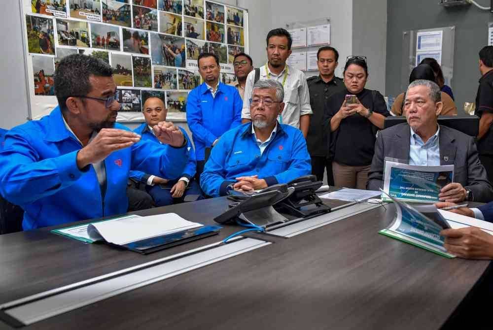 Fadillah Yusof (kanan) mengikuti taklimat berkaitan persiapan banjir oleh pihak TNB semasa melawat &#039;War Room Banjir&#039; di Wisma TNB hari ini. Foto Bernama