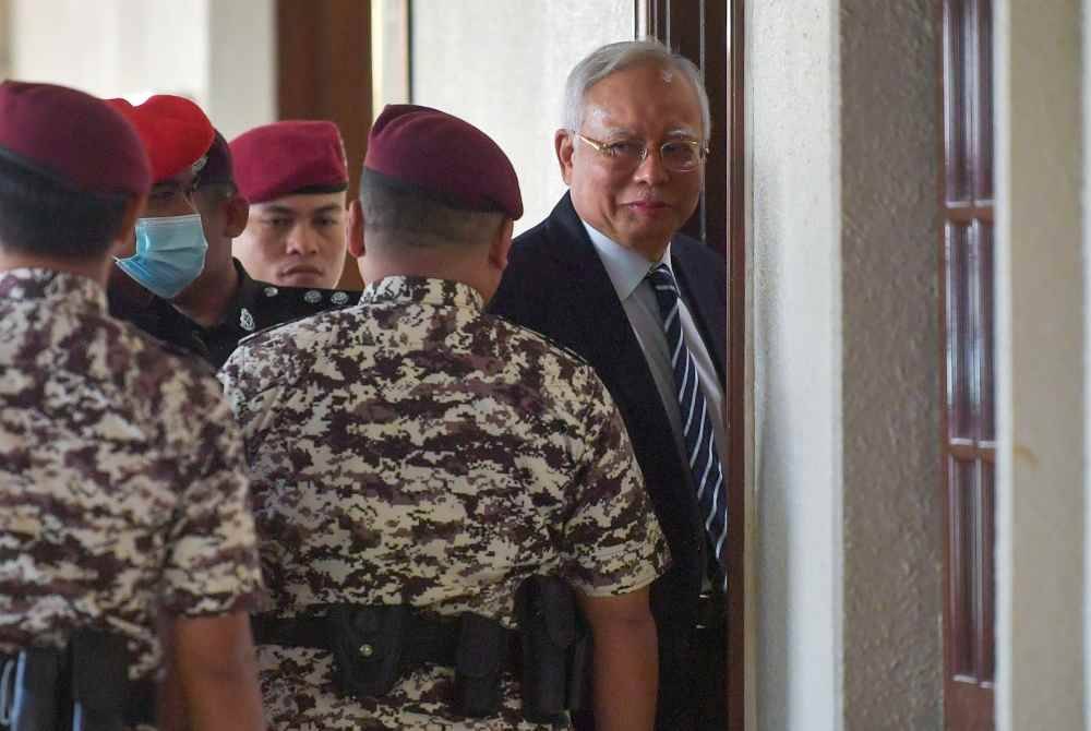 Najib (kanan) hadir bagi perbicaraan kes 1MBD di Mahkamah Tinggi Kuala Lumpur pada Selasa. Foto Bernama