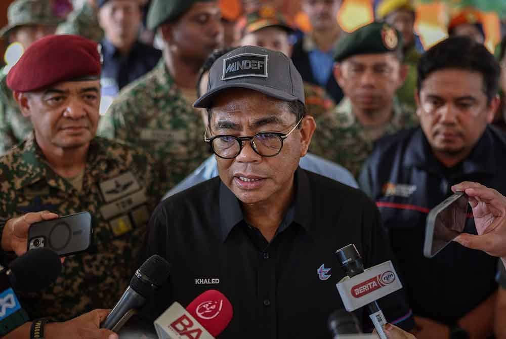 Mohamed Khaled ketika melawat mangsa banjir di Pusat Pemindahan Sementara (PPS) Sekolah Kebangsaan Gual Tinggi pada Selasa. Foto Bernama