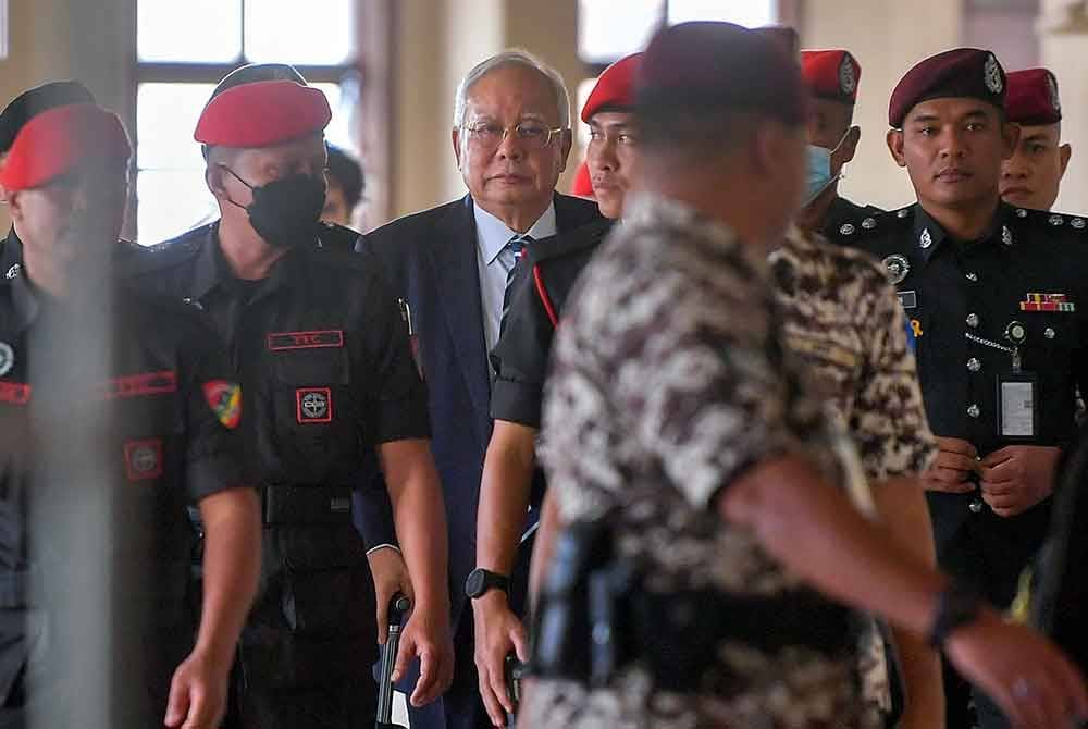 Najib (tengah) hadir bagi perbicaraan kes 1MBD di Mahkamah Tinggi Kuala Lumpur pada Rabu. Foto Bernama