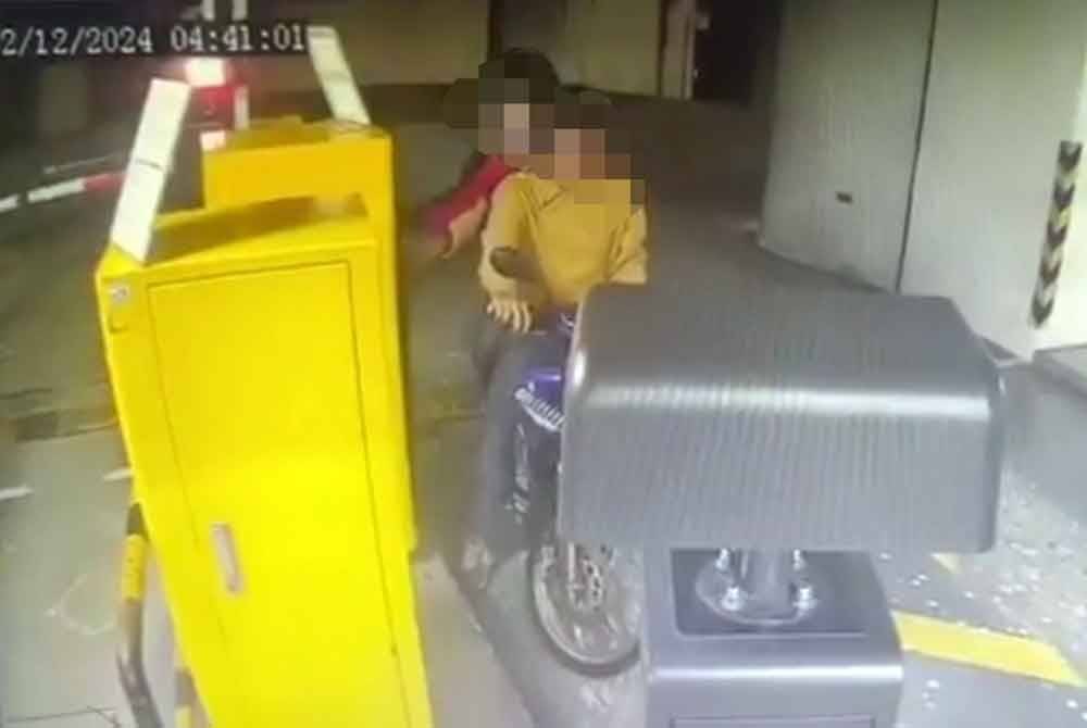 Rakaman CCTV memaparkan dua suspek yang disyaki mencuri motosikal mangsa.