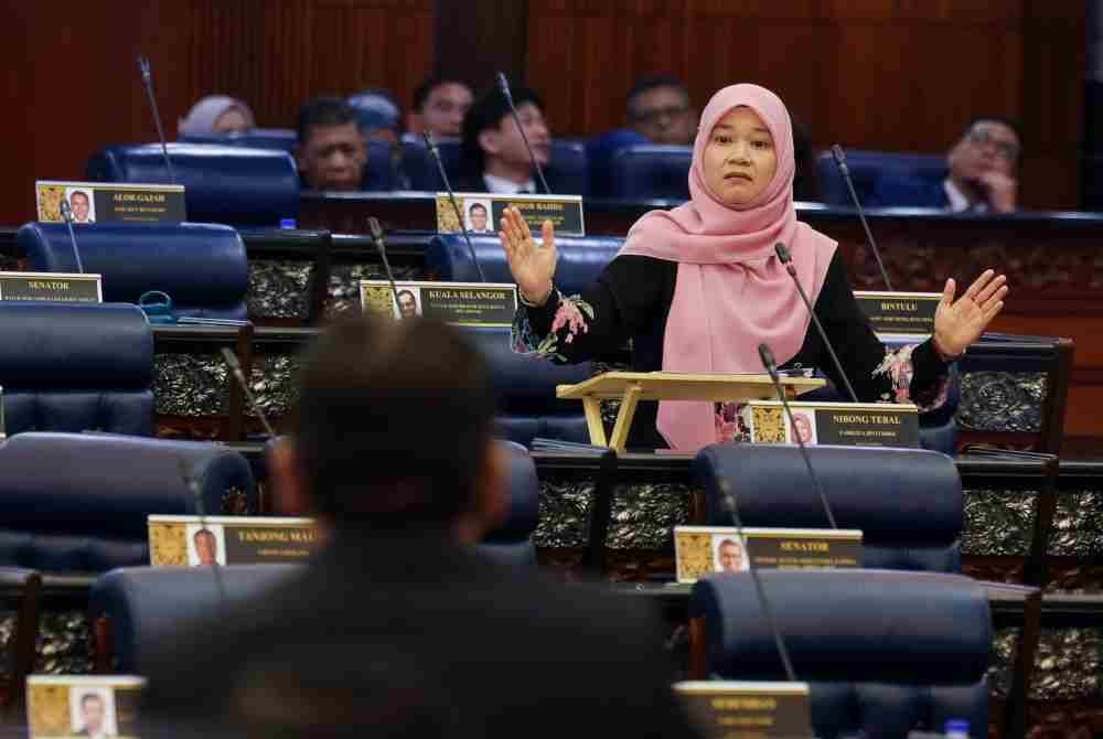 Fadhlina ketika sesi penggulungan RUU Perbekalan pada Persidangan Dewan Rakyat sempena Mesyuarat ke Tiga Penggal Ke Tiga Parlimen ke-15 di Bangunan Parlimen hari ini. Foto Bernama