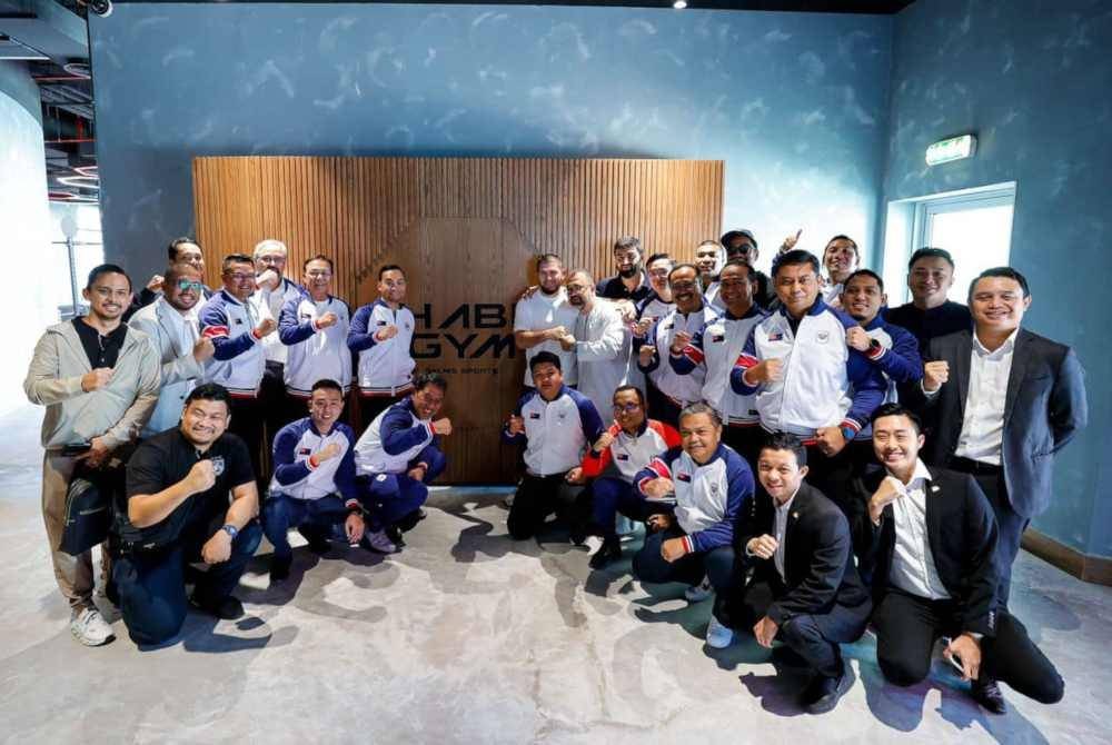 Delegasi kerajaan negeri Johor ketika mengadakan perjumpaan bersama Khabib 'The Eagle' Nurmagomedov, bekas Juara Dunia UFC Kategori Lightweight di Abu Dhabi. Foto FB Onn Hafiz Ghazi