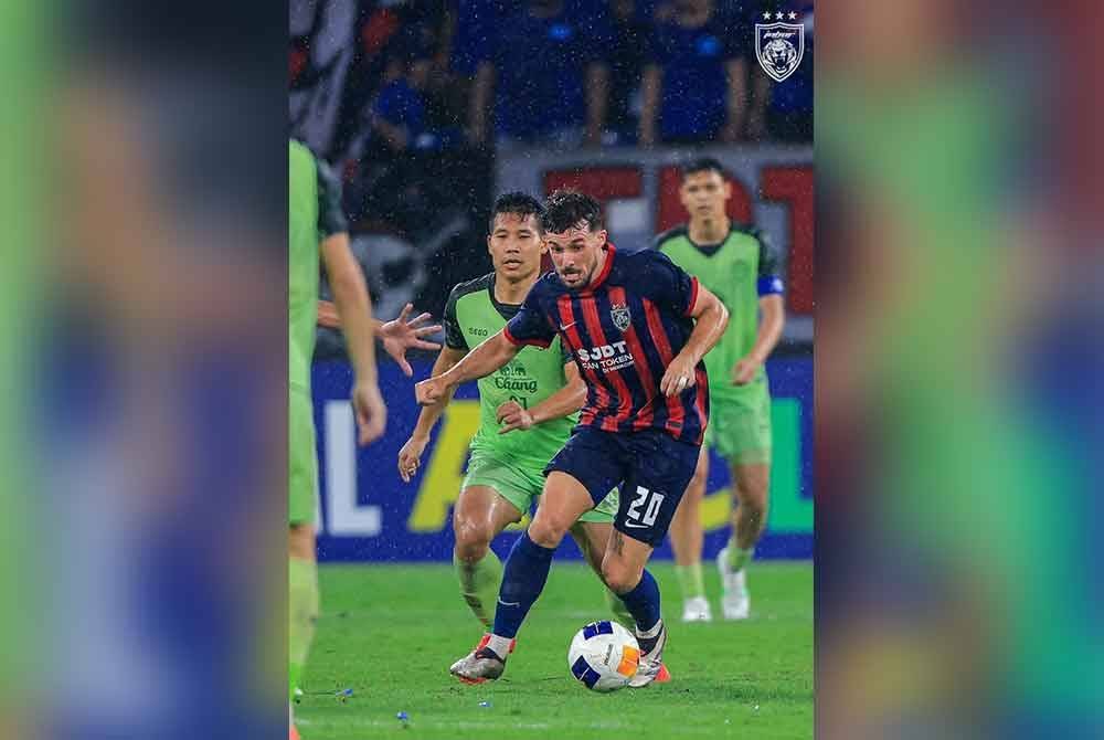 Pemain JDT, Juan Muniz cuba melepasi kawalan pertahanan Buriram United dalam perlawanan sebentar tadi -Foto: FB Johor Southern Tigers