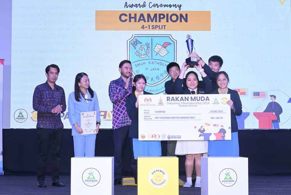 Juara pertandingan SMJK Katholik Petaling Jaya bergambar bersama Tengku Amir dan Hannah (dua kiri)