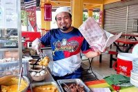 Agussuhendra menunjukkan pelbagai juadah yang terdapat di gerainya di Medan Selera Bukit Beruang, Melaka.