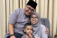 Cikgu Din bersama arwah isterinya, Nur Atiqah yang menghidap barah tulang rawan tahap empat meninggal dunia, malam Isnin.