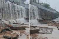 Kejadian &#039;air terjun lumpur&#039; di Taman Kasa Height selepas tembok konkrit sepanjang kira-kira 100 meter runtuh.