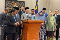 Ahli Parlimen Kuala Krai, Abdul Latiff Abdul Rahman bersama Ahli Parlimen PN ketika sidang media di Parlimen pada Selasa.