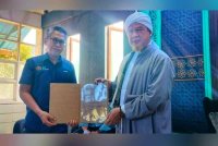 Syeikhuna Syeikh Muhammad Nuruddin (kanan) menerima sijil ISO45001:2018 daripada Shamsul dalam majlis penyerahan di maahad itu pada Selasa.