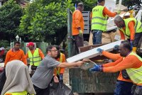 Pelbagai agensi kerajaan turut membantu kerja-kerja pasca banjir di kawasan Arena Kepayang di Ipoh pada Selasa.