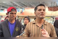 Aliff Syukri (kanan) bersama Azwan atau lebih popular sebagai Abang Viva ketika ditemui di pusat pemindahan sementara (PPS) Sekolah Kebangsaan (SK) Kompleks, Gong Badak, Kuala Nerus.