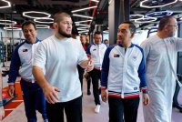 Onn Hafiz (dua dari kanan) bersama delegasi kerajaan negeri Johor ketika mengadakan perjumpaan bersama Khabib &#039;The Eagle&#039; Nurmagomedov, bekas Juara Dunia UFC Kategori Lightweight di Abu Dhabi. Foto FB Onn Hafiz Ghazi