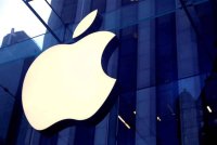 Apple berdepan tindakan undang-undang kerana didakwa mengintip pekerjanya melalui peranti yang dikawal syarikat seperti iPhone - Foto: Reuters