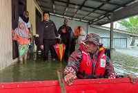 Anggota Bomba dan Penyelamat Malaysia negeri Kelantan ketika melakukan operasi menyelamat penduduk Kampung Lati yang terperangkap selepas paras air naik secara mendadak susulan hujan lebat sejak beberapa hari lalu - Foto: Bernama