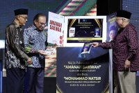 Anwar (dua dari kiri) pada Majlis Peluncuran Buku Amanah Dakwah karya Dr Razali Nawawi & &#039;Mohammad Natsir Ilmuwan Ulung Alam Melayu Abad Ke-20&#039; karya Prof Emeritus Tan Sri Dr M Kamal Hassan di Bangi Avenue Konvensyen Centre hari ini. - Foto: Bernama