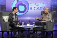 Ahmad Zahid ketika program Ruang Bicara bertajuk Dua Tahun Madani bersama hos Sherkawi Jirim di Wisma Bernama hari ini. - Foto: Bernama