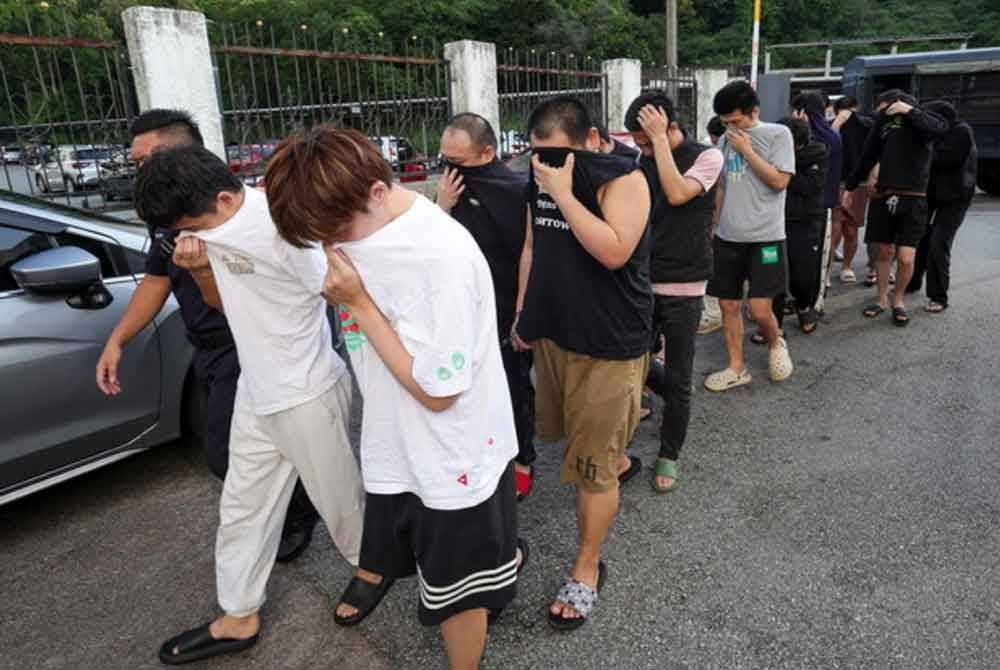 Walaupun ramai penjenayah siber sudah dihadapkan ke mahkamah, namun undang-undang sedia ada masih tidak cukup, sekali gus menjadi cabaran buat PDRM. Gambar kecil: Razarudin.