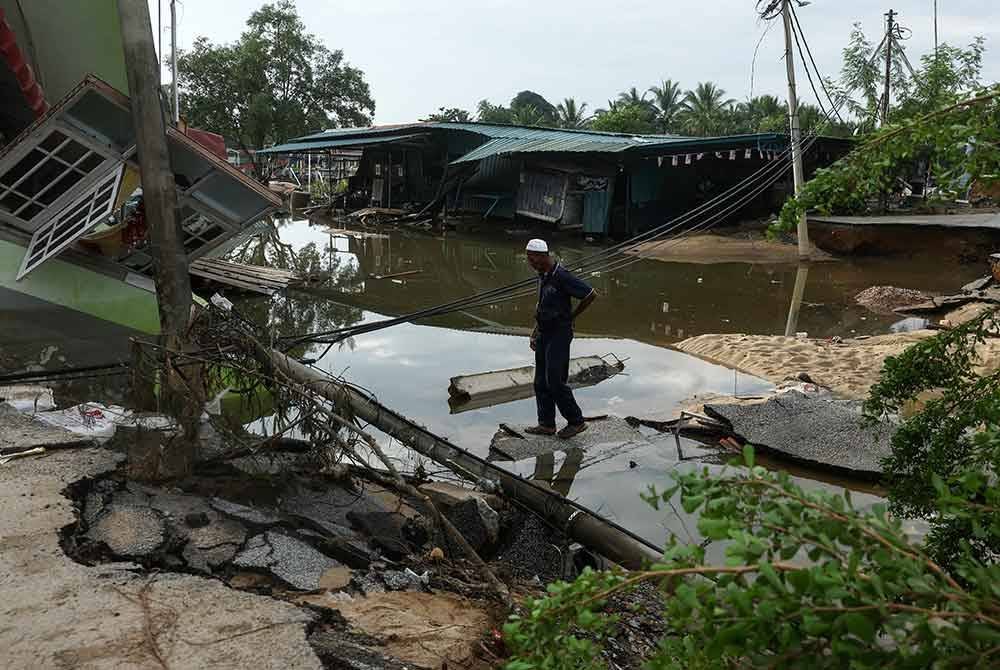 Keadaan beberapa buah rumah yang musnah dilanda banjir di Kampung Baru Nelayan, Tumpat. Foto Bernama