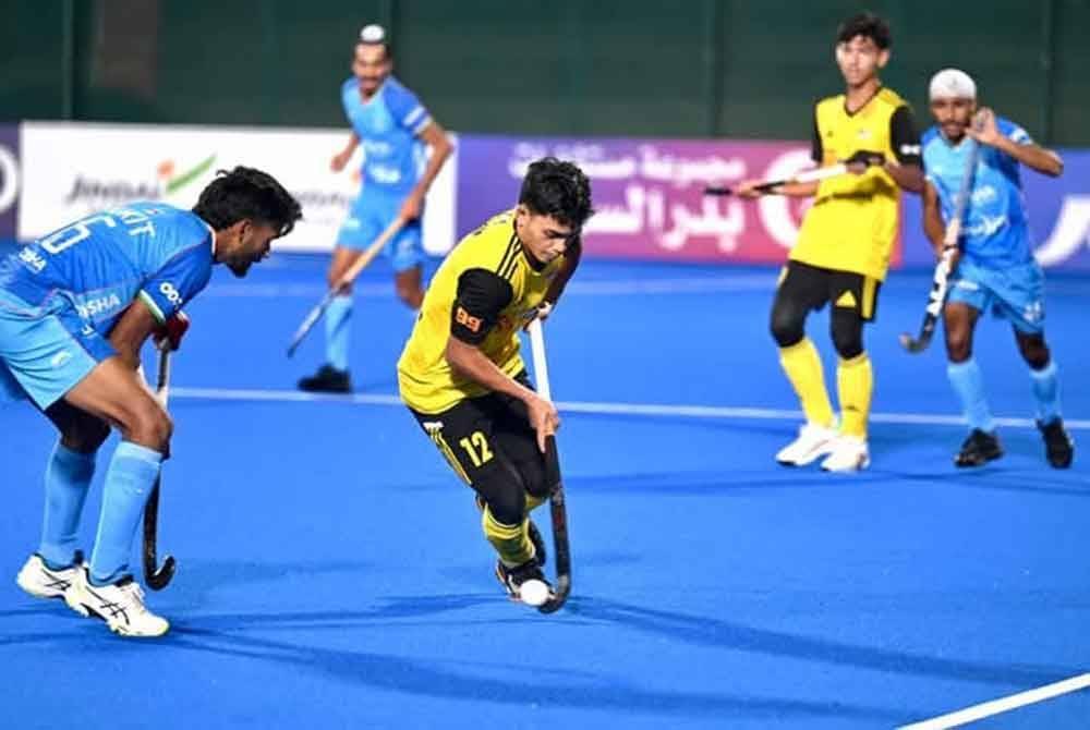 Aksi pemain Young Tigers ketika menentang India dalam perlawanan separuh akhir di Stadium Hoki Oman Al Marat, Muscat pada Selasa. Foto Konfederasi Hoki Malaysia