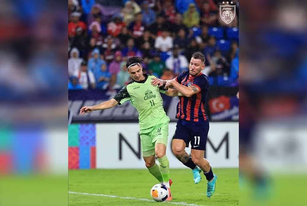 Henrique (kanan) cuba mengekang Cools dalam aksi Kumpulan Zon Timur ACLE di Stadium Sultan Ibrahim, Iskandar Puteri pada Selasa. Foto Johor Southern Tigers