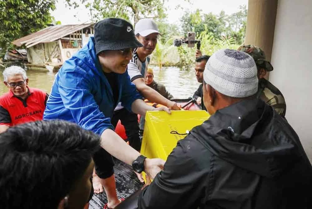 Tengku Mahkota Kelantan menyampaikan sumbangan bakul makanan kepada ketua isi rumah bagi meringankan beban rakyat yang terkesan dengan bencana banjir.