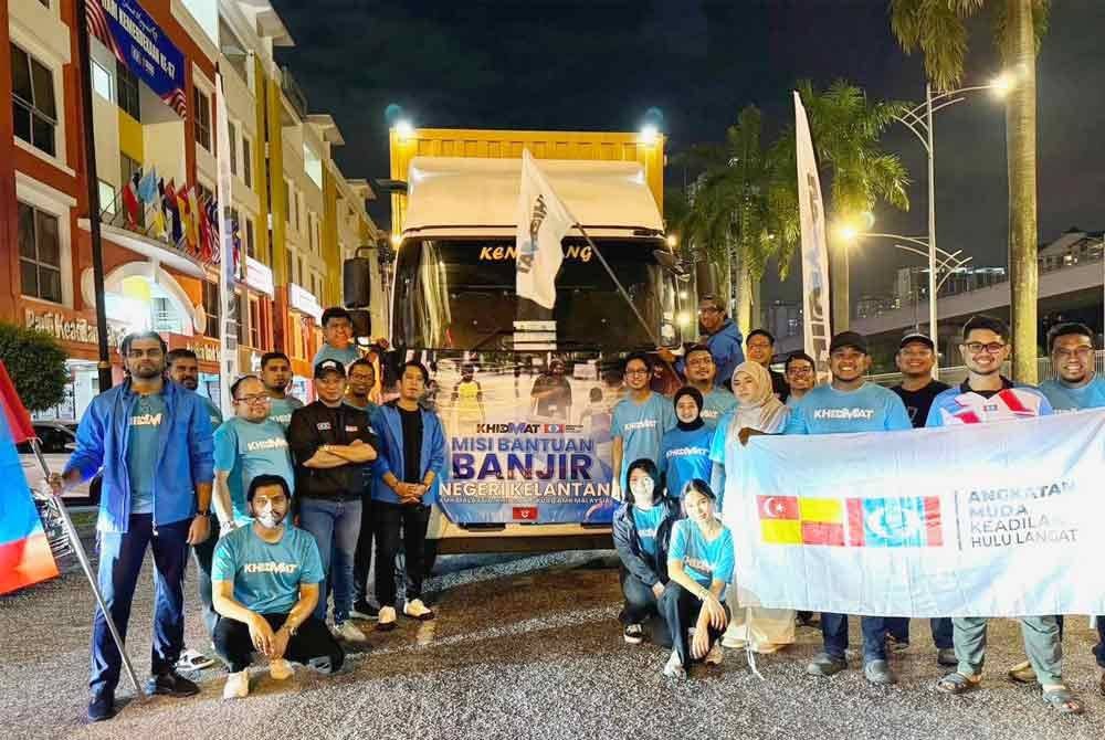 Angkatan Muda Keadilan (AMK) menyumbangkan empat buah bot ‘rapid water rescue’, bekalan makanan, ubatan dan keperluan harian untuk membantu mangsa banjir di Kelantan.